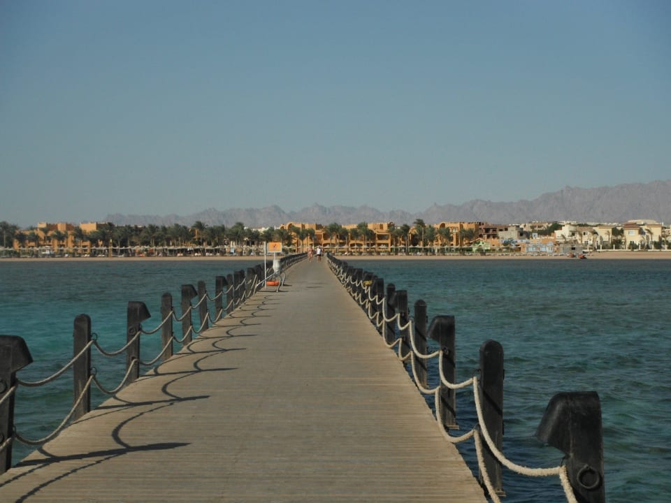Der lange Steg zum Hausriff Stella Beach Resort & Spa Makadi Bay