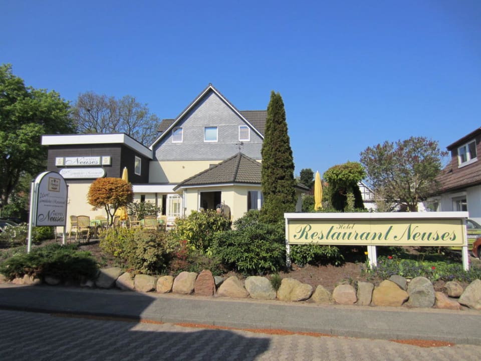 Blick von der Straße auf das Hotel Hotel Neuses