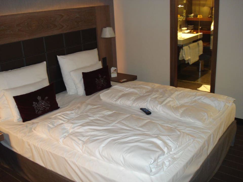 Bett mit blick zum Bad (Dusche) Mövenpick Hotel Stuttgart Airport