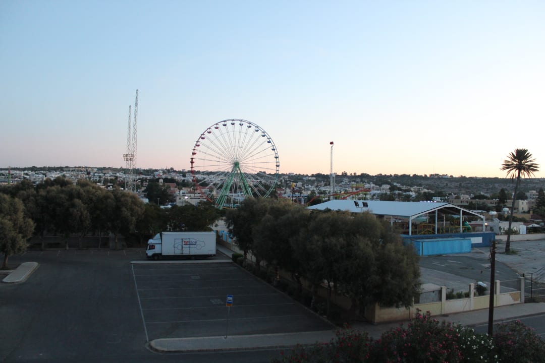 Widok na miasto Piere Anne Beach Hotel