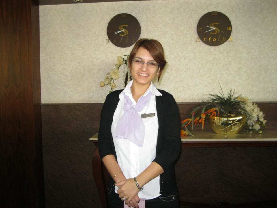 Eine ganz liebe am Empfang Saphir Resort & Spa