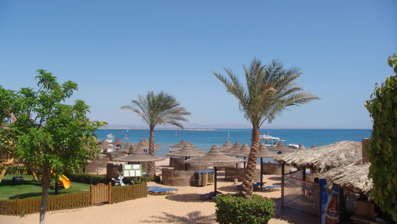 Blick auf Strand vom Pool aus JAZ Dahabeya