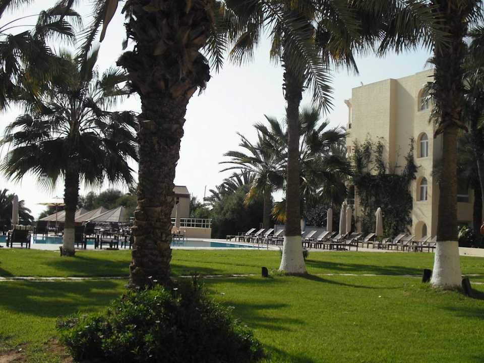 Schöne Gartenanlage vor dem Hotel Hotel Paradis Palace