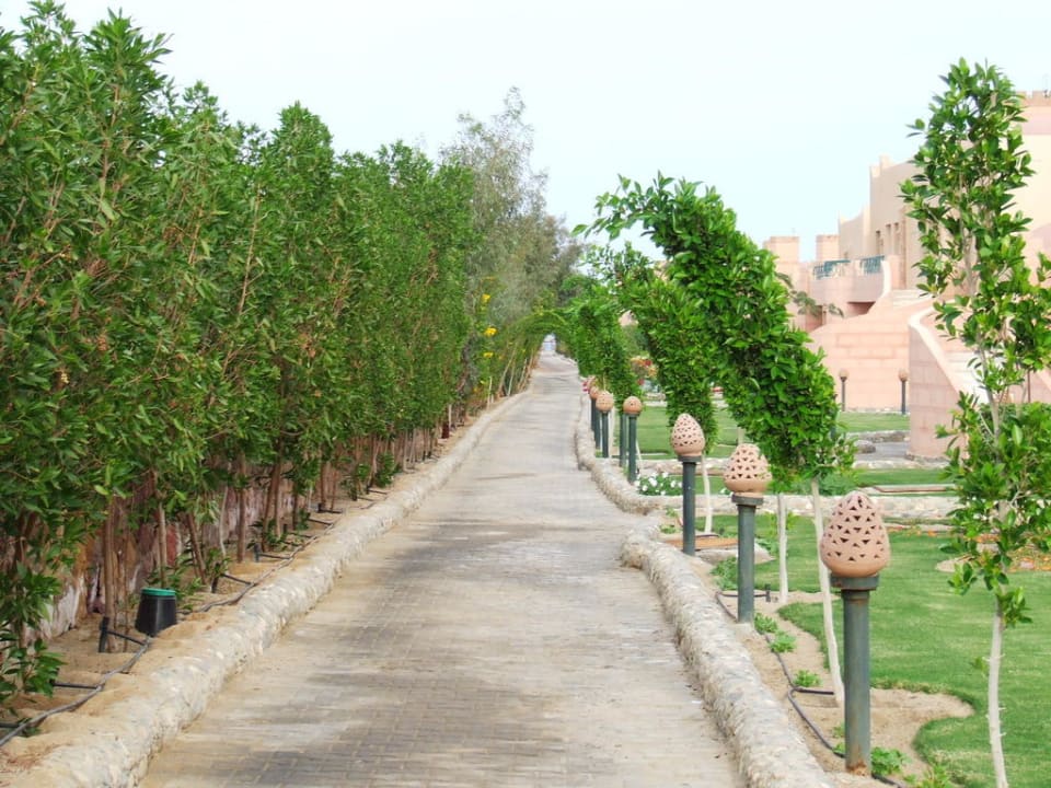 Weg entlang der Außenmauer Sentido Akassia Beach