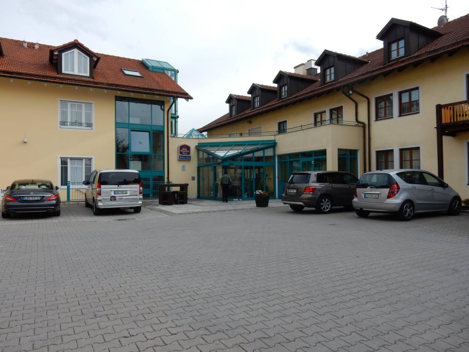 Eingangsbereich Hotelvorderansicht Best Western Plus Hotel Erb