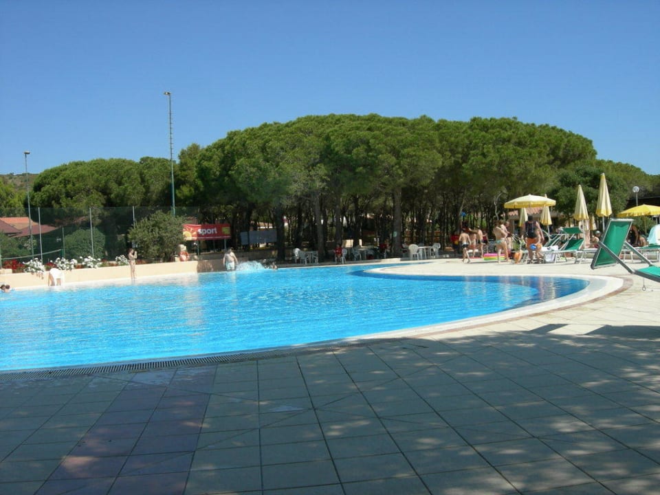 Blick vom Strand auf den Pool Club Hotel Marina Seada Beach