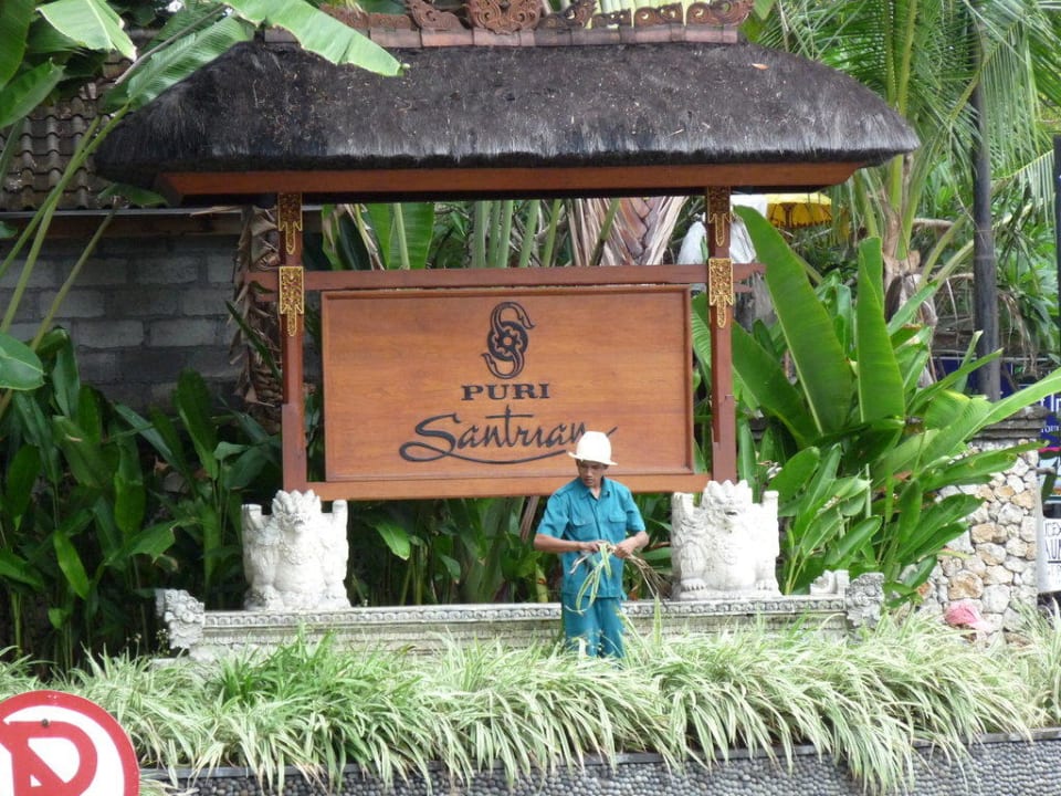 Einfahrt Puri Santrian