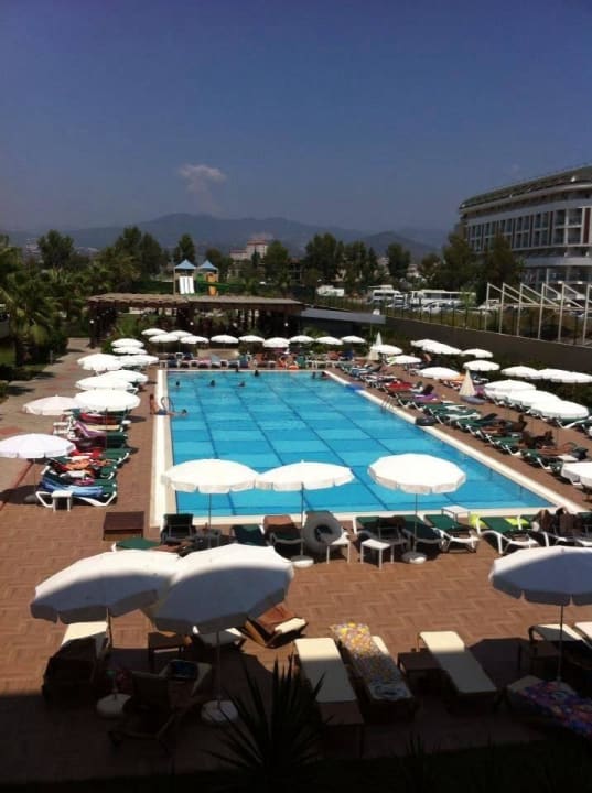 Вид с балкона на бассейн. Hotel Royal Garden Beach