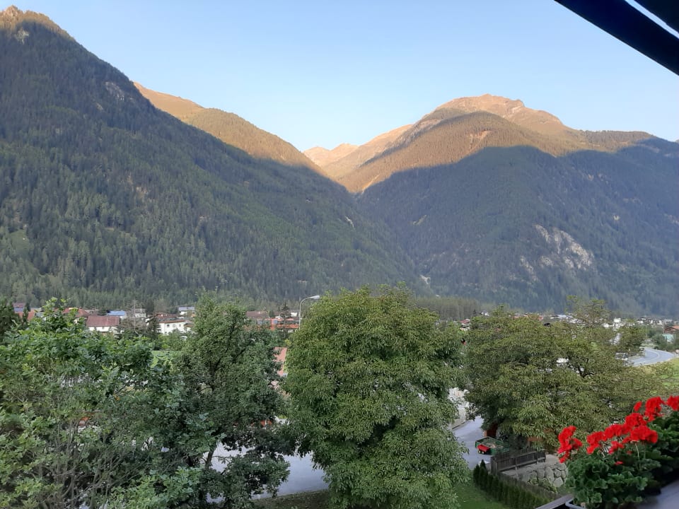 Ausblick Hotel Johanna mitten im Ötztal