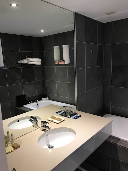 Bedezimmer Waschbecken und Badewanne Hilton Auckland