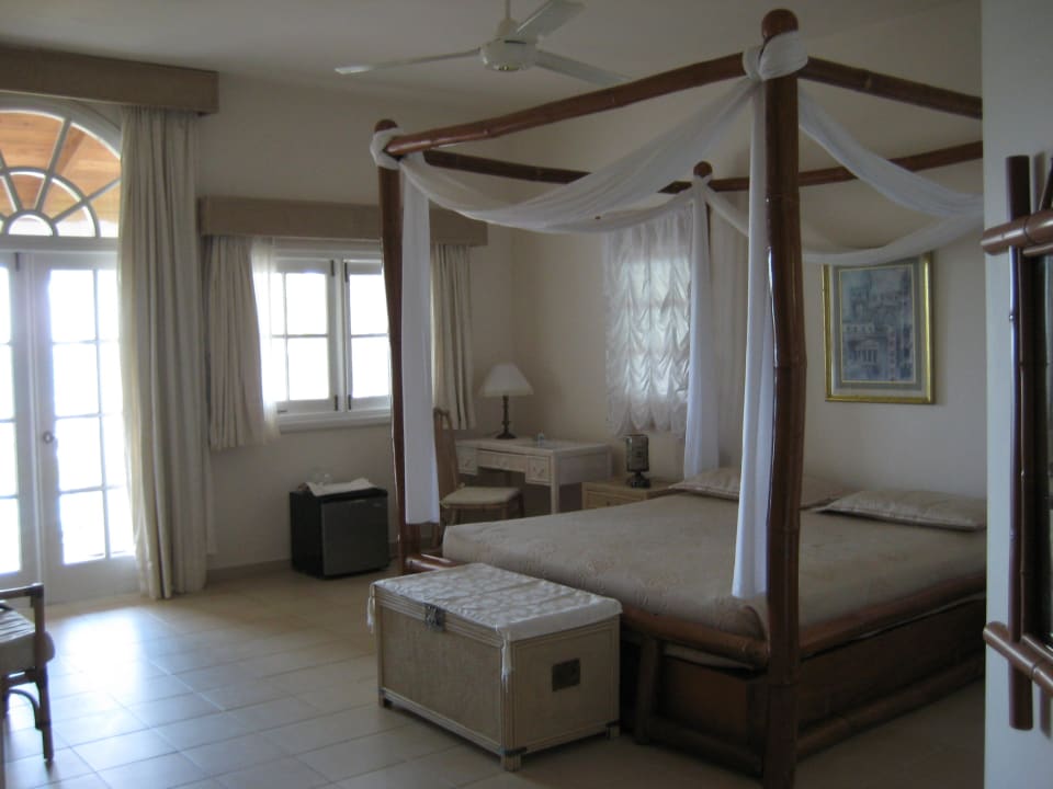 Schöne saubere große Zimmer   :  Villa Serena