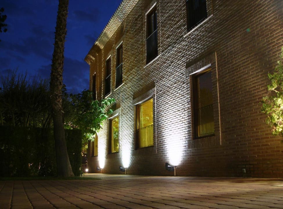 Fachada nocturna Hotel Ad Hoc Parque