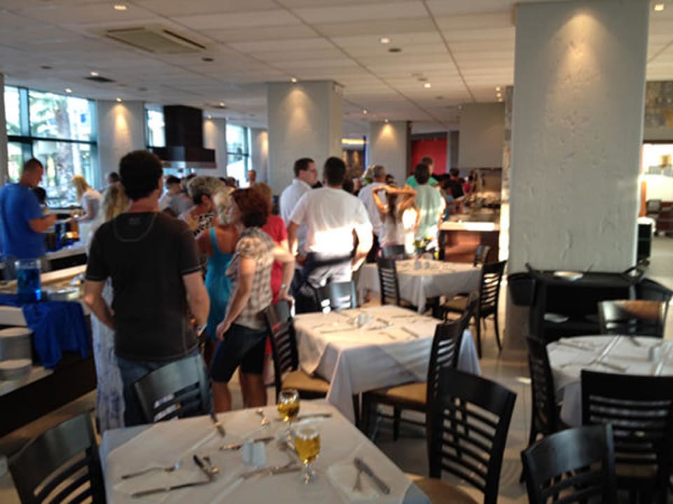 Lange Schlangen am Buffet Calimera Sirens Beach
