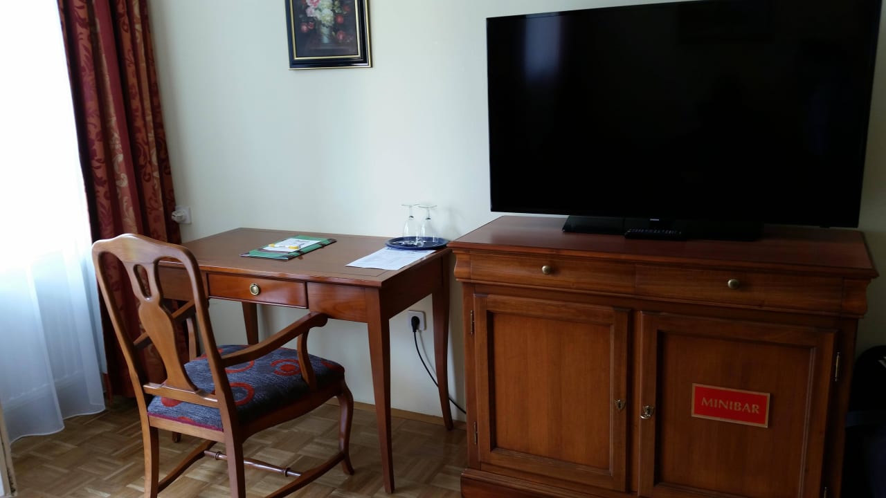 Schreibtisch + TV Wellnesshotel Allmer