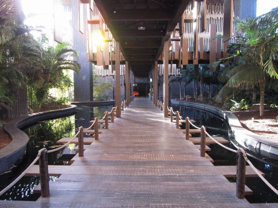 Lower passage connecting buildings Lopesan Baobab Resort
