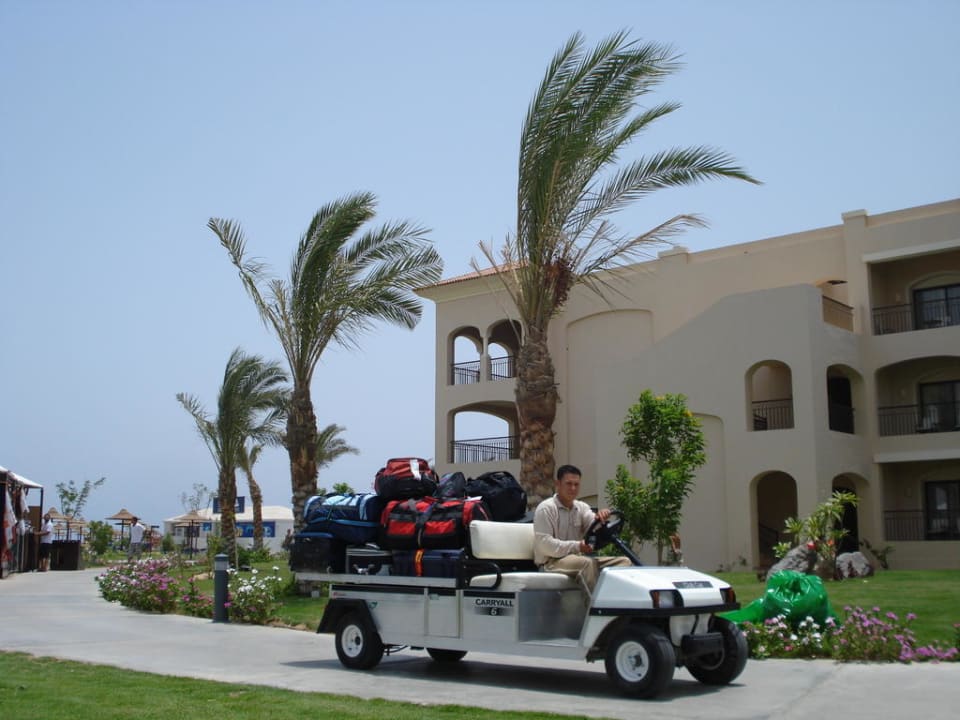 Elektroautos auf der Anlage JAZ Aquamarine Resort