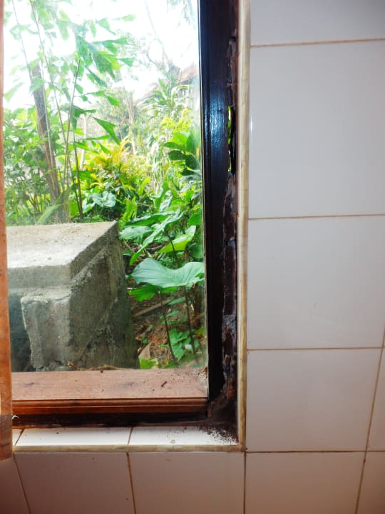 Badezimmerfenster durchgefault Hotel Tjampuhan