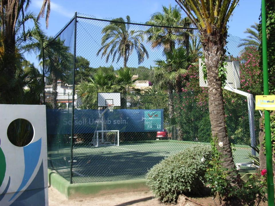 Sportfeld für Fussball und Basketball Flipflop Cala Romantica