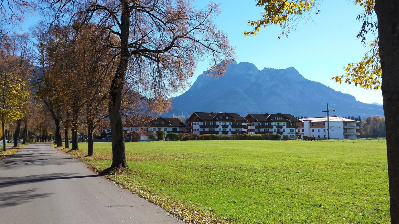Blick aufs Hotel vom Forggensee kommend Hotel König Ludwig