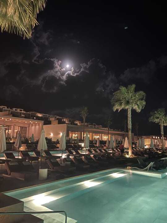 Pool The Royal Senses Resort, Curio Collection by Hilton