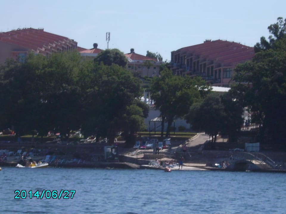 Blick vom Tretboot auf den Strandbereich Maistra Select Funtana All Inclusive Resort