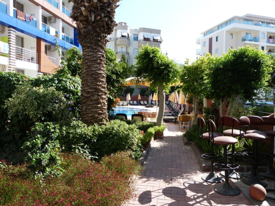 Weg zum Pool Gardenia Hotel