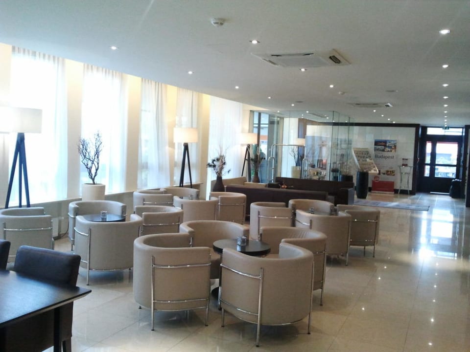 Lobby - Sitzgruppe vor der Bar ACHAT Hotel München Süd
