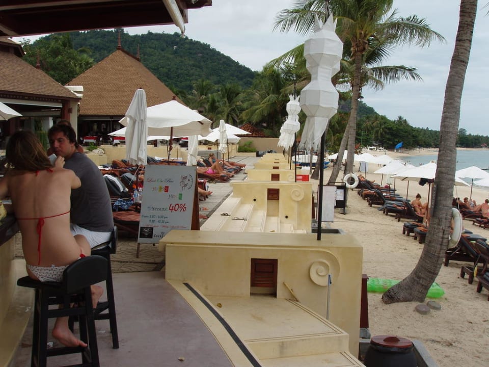 Happy- Hour an der Pool- Beach- Bar Pavilion Samui Villas & Resort
