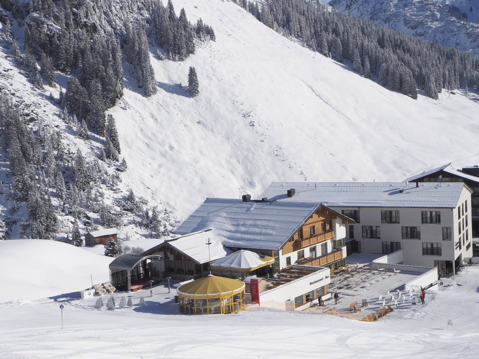 Hotel vom Lift aus, der direkt vom Hotel weg geht. Hotel Steffisalp