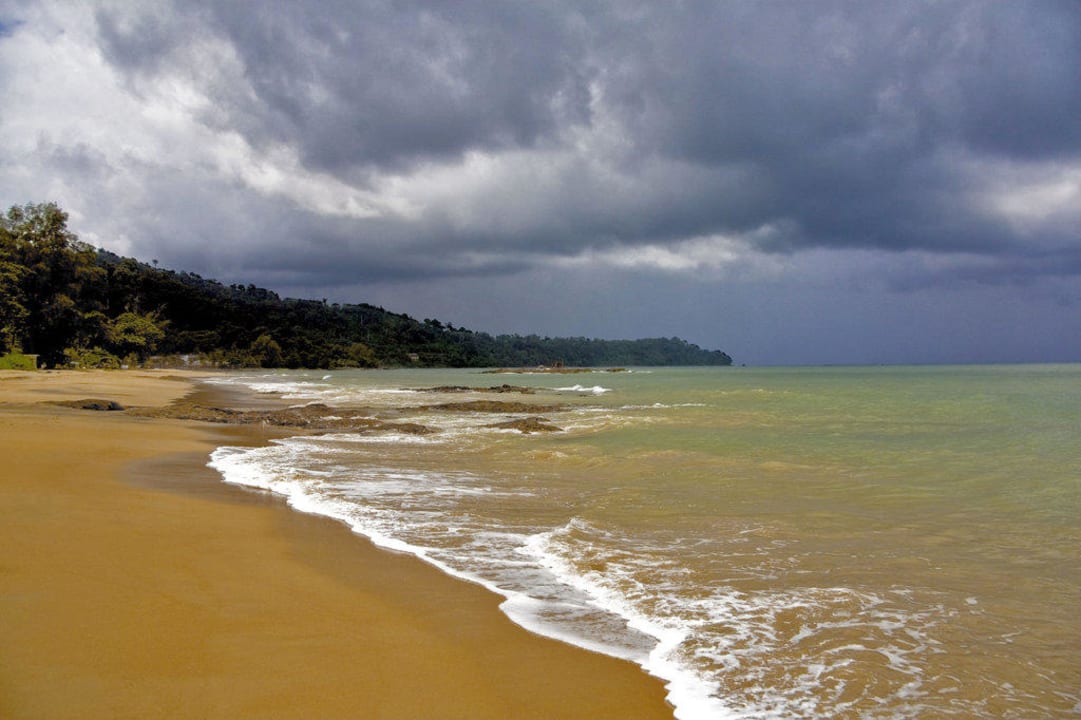Strand vorm Bhandari Hotel, Richtung Süden Khaolak Bhandari Resort & Spa