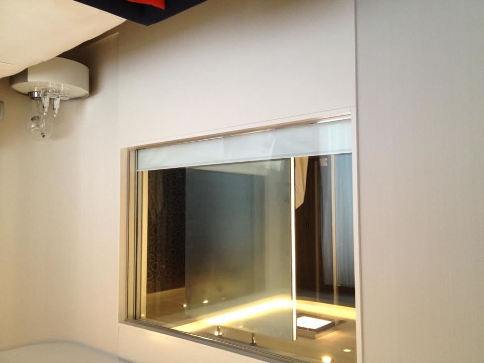 Fenster zum Badezimmer Hotel Le Meridien Istanbul Etiler