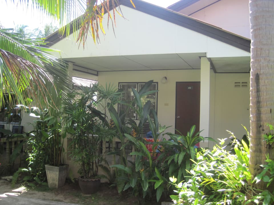 Blick auf ein Standardzimmer direkt neben dem Pool Hotel Thongtakian