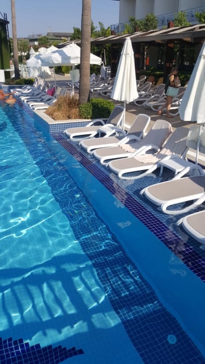 Pool Mary Hotel Side