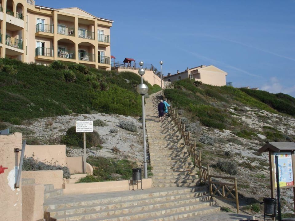 Treppe vom Strand zur Strasse VIVA Cala Mesquida Suites & Spa 16+