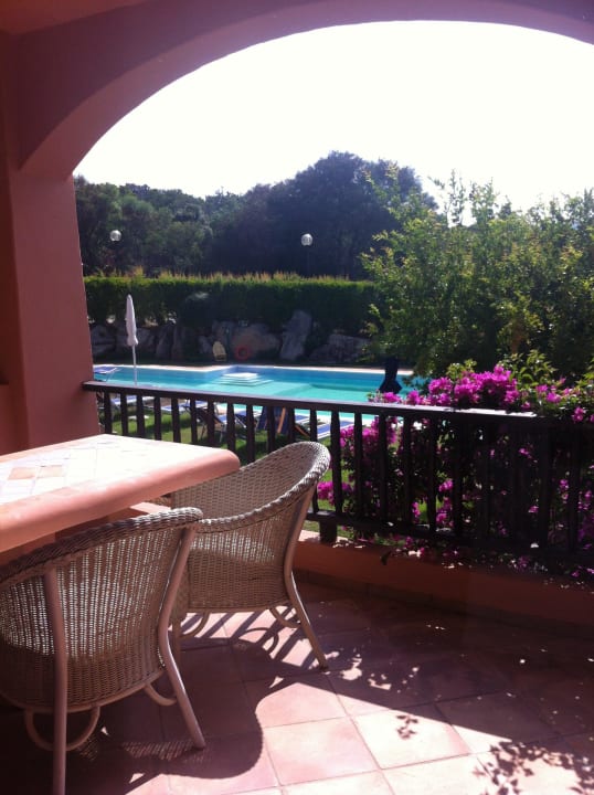 Vista camera sulla piscina  Swadeshi Green Park Hotel