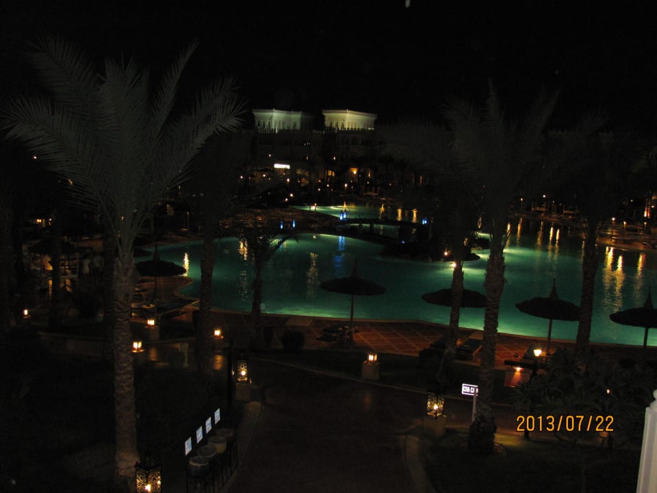 Один из трех бассейнов ночью Pickalbatros Palace Resort