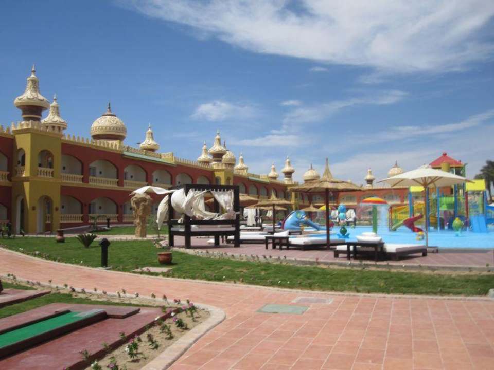 Vom Minigolf Blick zum Kinderpool Pickalbatros Alf Leila Wa Leila Resort - Neverland Hurghada
