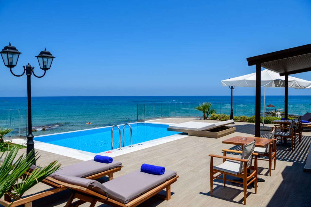 Zimmer Alexander Beach Hotel & Village Resort