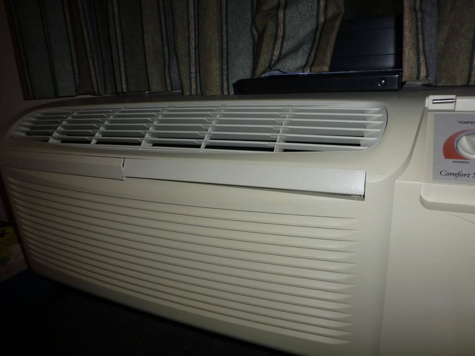 Demolierte Klimaanlage im Zimmer 217 Hotel Comfort Inn - The Pointe