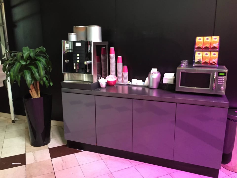 Kaffee/Tee-'Bar' in der Lobby - FREE !! Comfort Hotel Xpress Stockholm Central