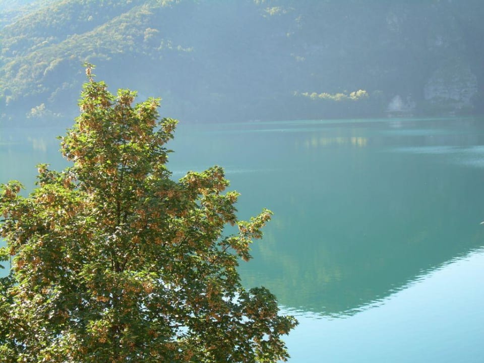 Blick auf die andere Seite des Ledro Sees Hotel Albergo Mezzolago