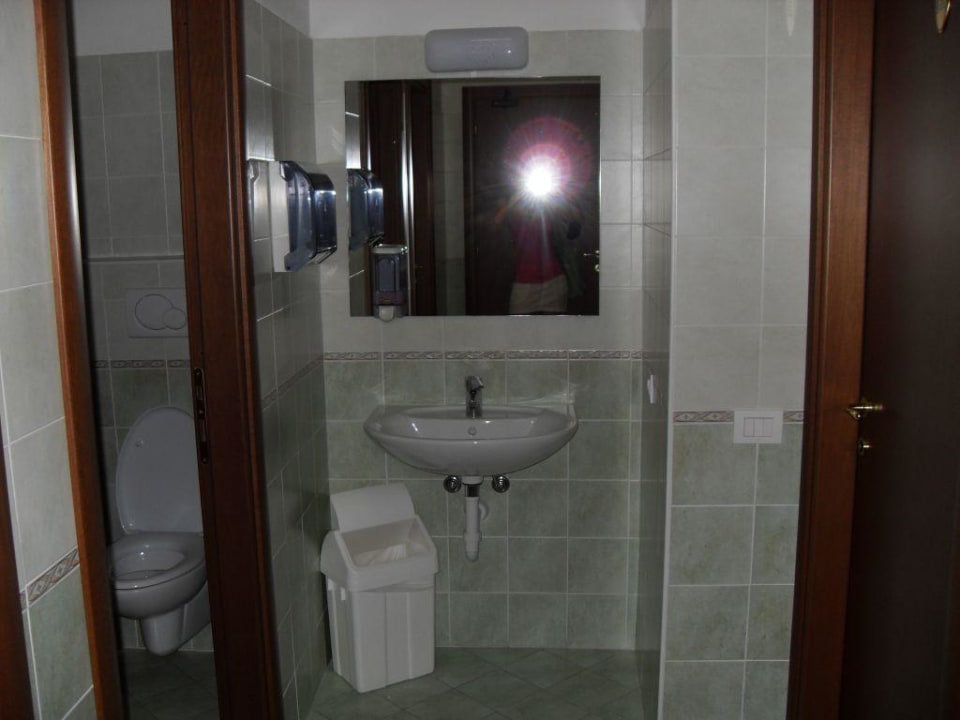 Waschbereich mit WC für alle Hotel Imperial