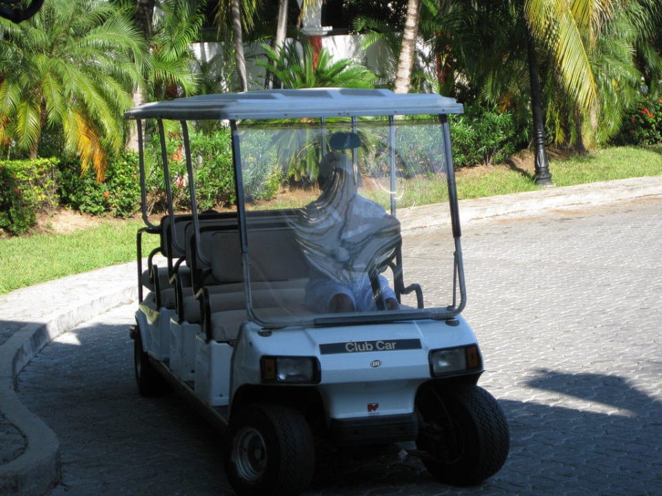 Golf Car zum Strand Hotel Riu Tequila