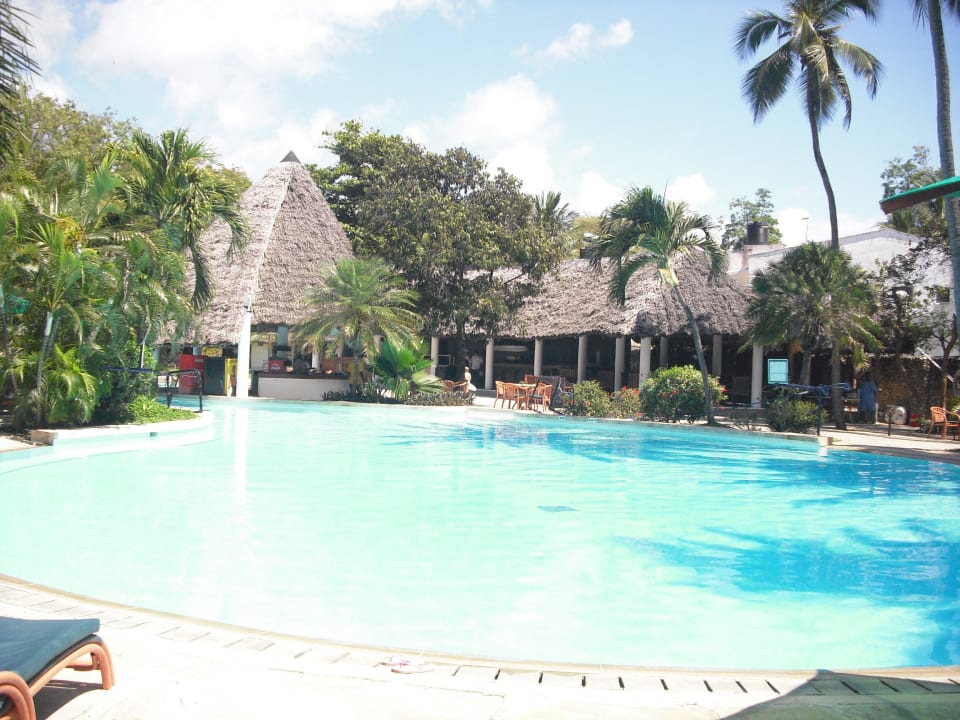 Hotelpool mit Poolbar Travellers Beach Hotel & Club