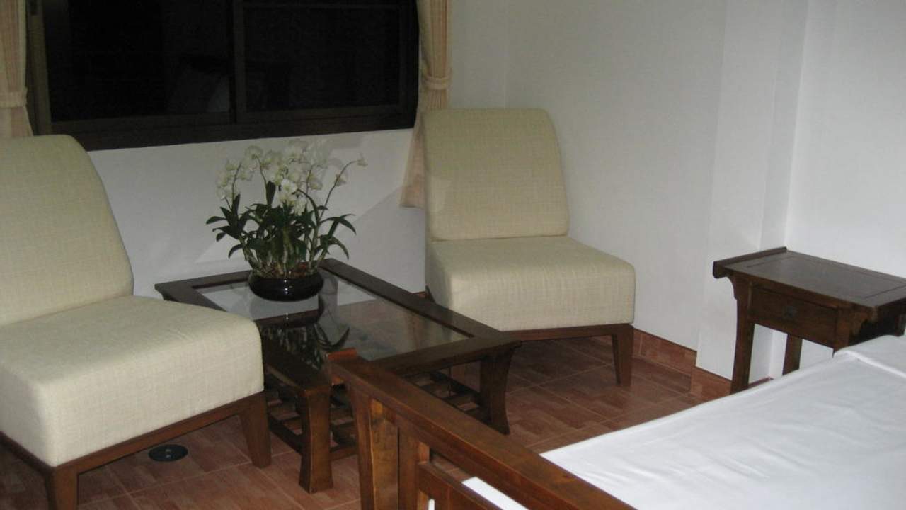 Blick auf die Sitzecke im Zimmer Hotel Pearl of Karon