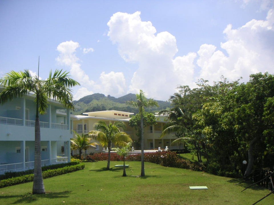 Garten mit Bergpanorama Senator Puerto Plata Hotel