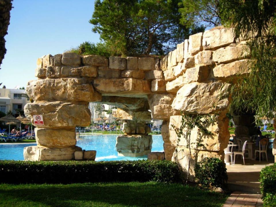 Bar-Grotte mit Wasserfall am Aktivpool TUI MAGIC LIFE Africana