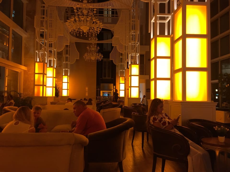 Lobby Well Palace Side