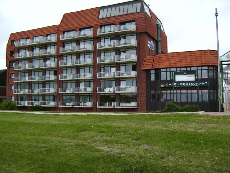 Deichblick auf Hotel und Bistro, rechts Deichbrücke Upstalsboom Hotel am Strand