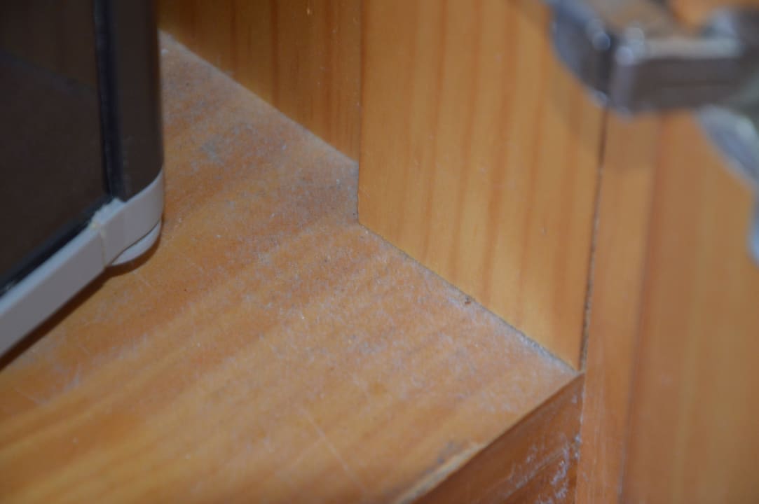 Verstaubter Schrank (Kühlschrank) GF FANABE